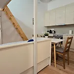 Hollán9 *