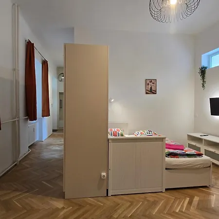 Hollan9 Budapest